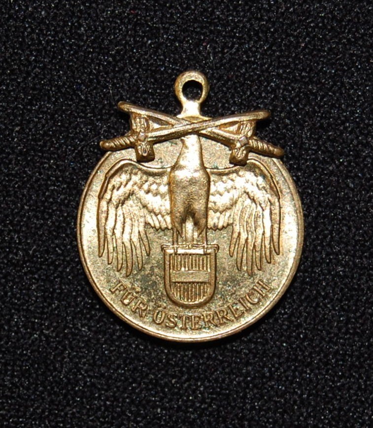 Austrian Commemorative War Miniature Medal 1914 1918 Crossed Swords 