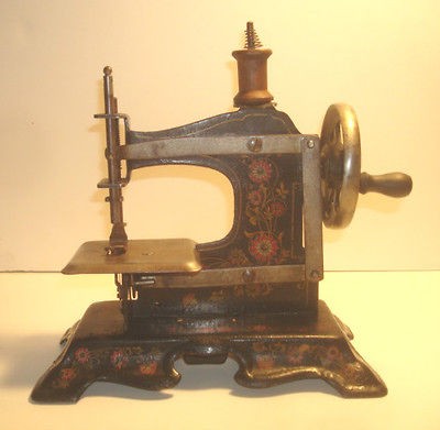ANTIQUE CHILDS SEWING MACHINE , TIN LITHO, HAND CRANKED, BEAUTIFUL 
