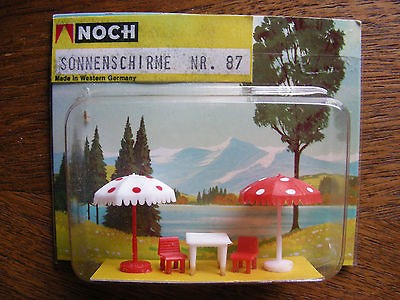 HO Noch #87 Outdoor Patio Set   Table Chairs and Polka dot Umbrellas 