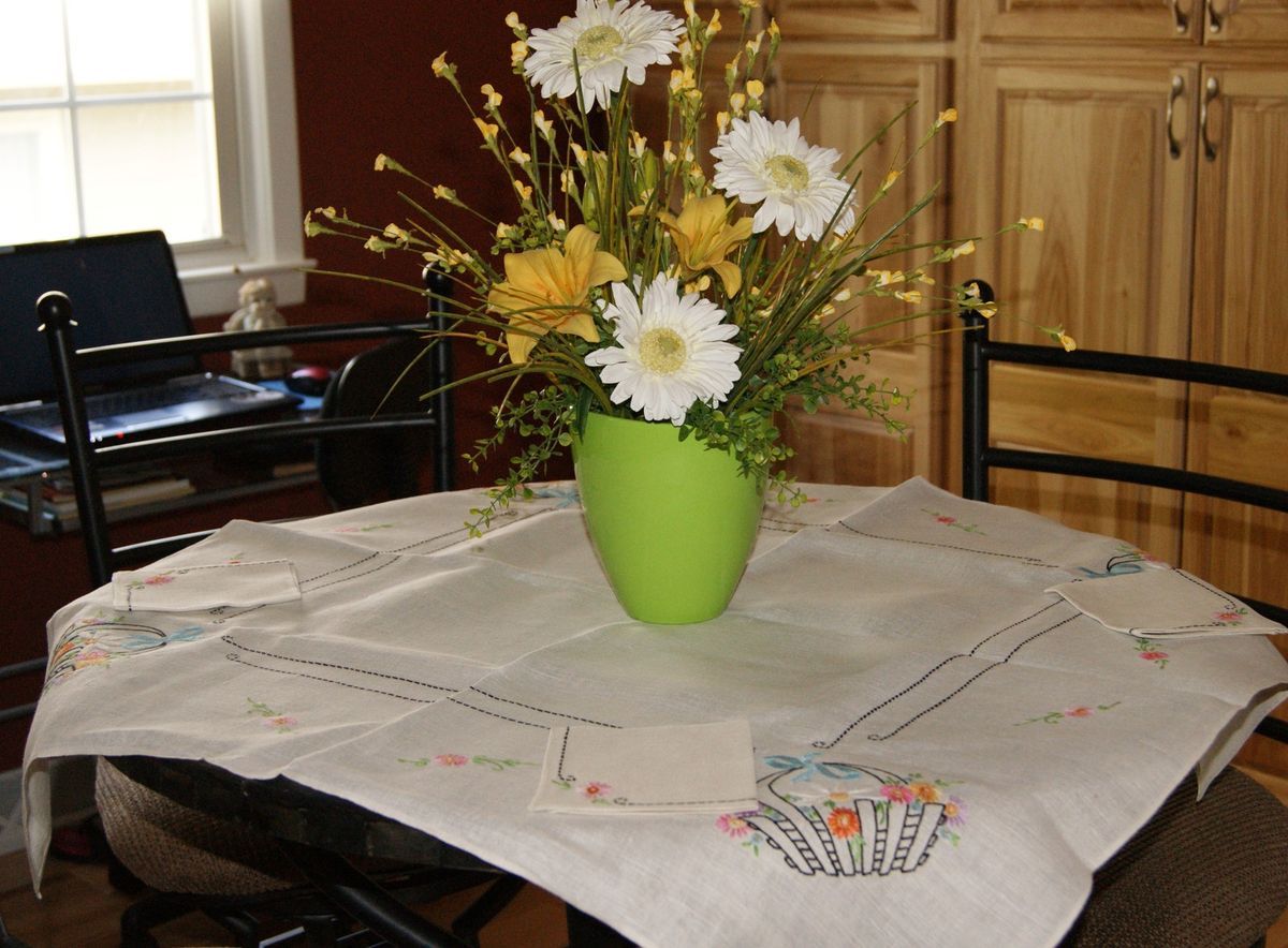 Vintage Embroidery Tablecloth 33 x 34 & 4 Matching Napkins Retro Mid