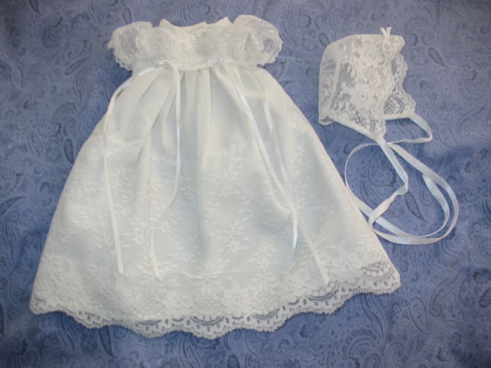 WHITE LACEY CHRISTENING DOLL DRESS WITH BONNET FOR 10   12 DOLL EUC